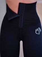 Legginsy z gorsetem w kolorze czarnym, modelujące, zdjęcie z bliska