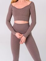 two-piece set for sports made of thick fabric