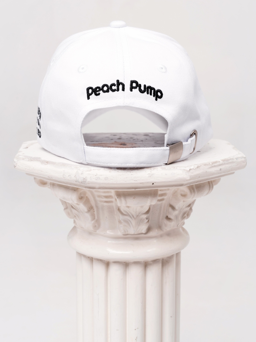Bijeli sportski izvezeni šešir s vizirom od Peach Pump