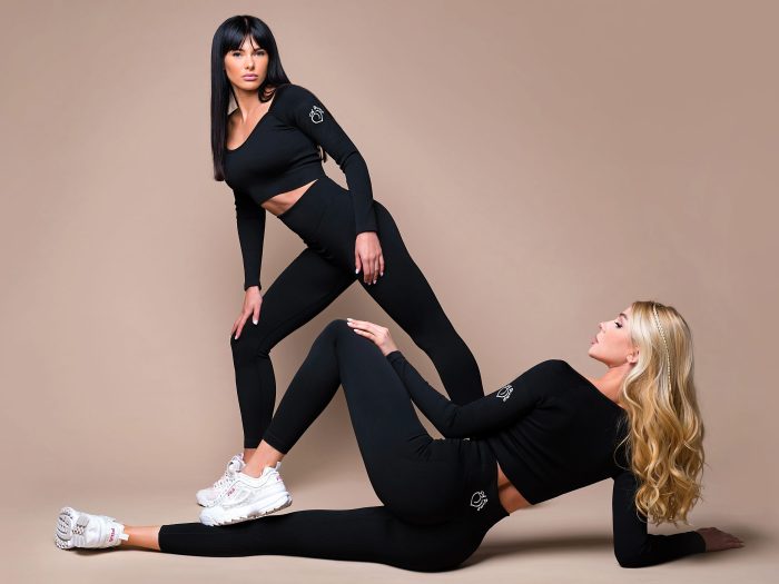 Legíny a top na fitness z hrubej látky v čiernej farbe