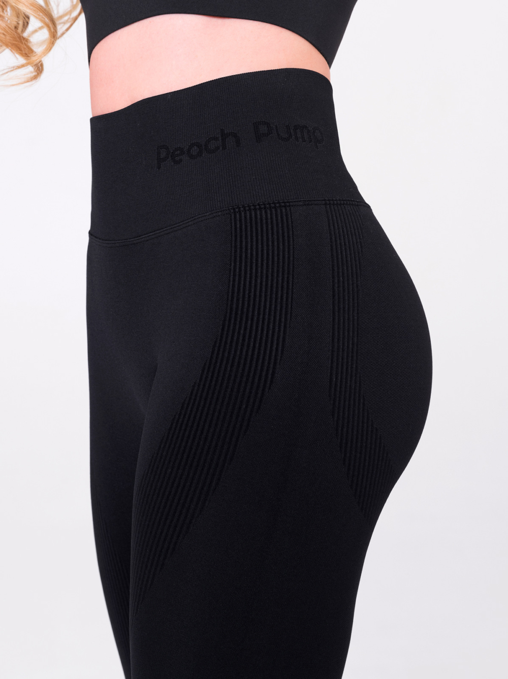 Športové legíny s vysokým pásom v čiernej farbe, bez švov, z elastickej tkaniny a s nápisom Peach Pump
