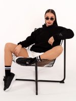 Sportovní mikina s výšivkou na rukávu módního volného střihu
