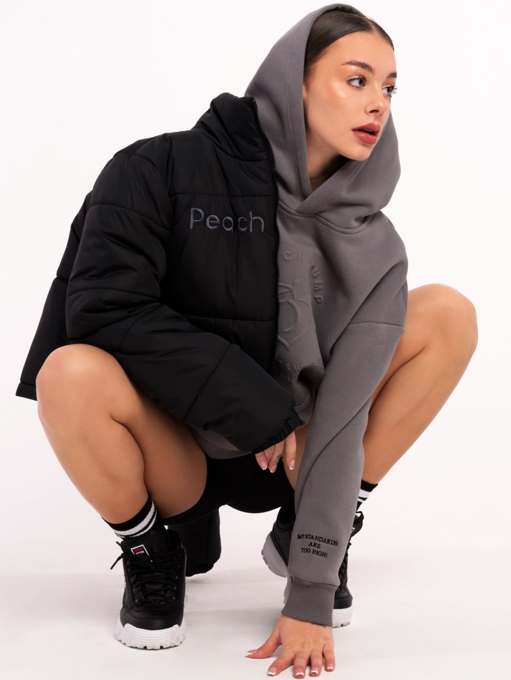 Γκρι φούτερ με μεγάλη κουκούλα σε μοντέρνο φαρδύ σχέδιο