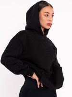 Prošívaná mikina s kapucí typu Hoodie a přední kapsou v černé barvě.