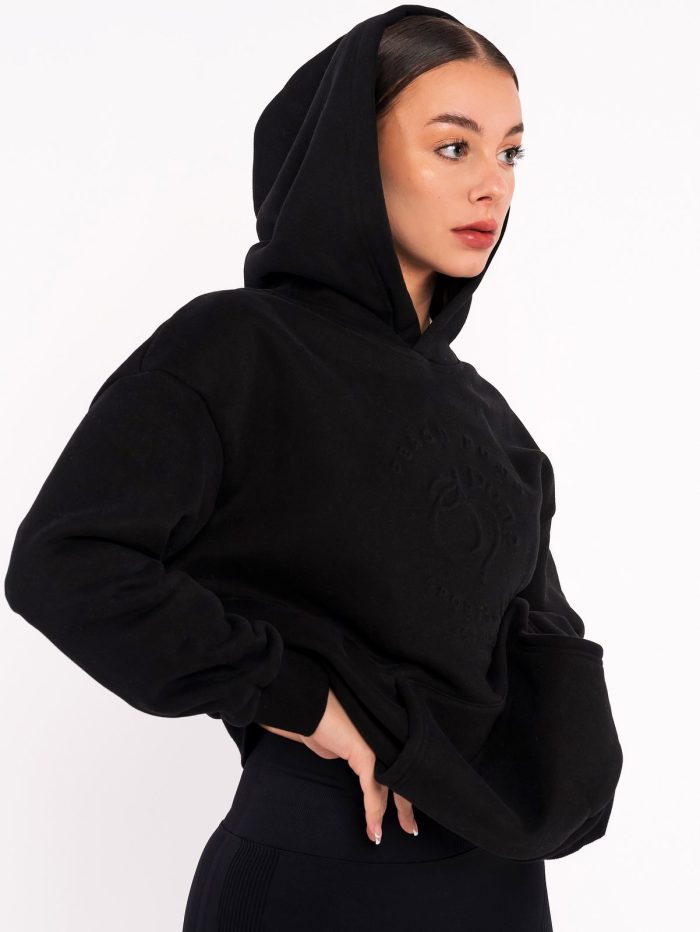 Prošívaná mikina s kapucí typu Hoodie a přední kapsou v černé barvě.