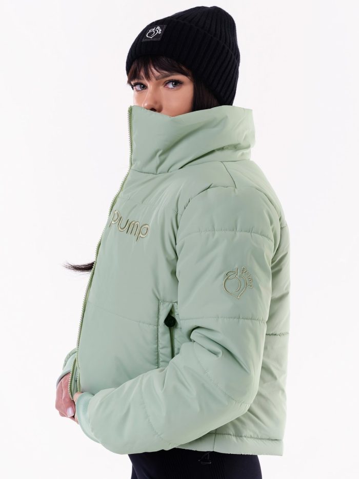 Geacă de iarnă verde cu guler înalt și broderie pe umăr și în față "Peach Pump"