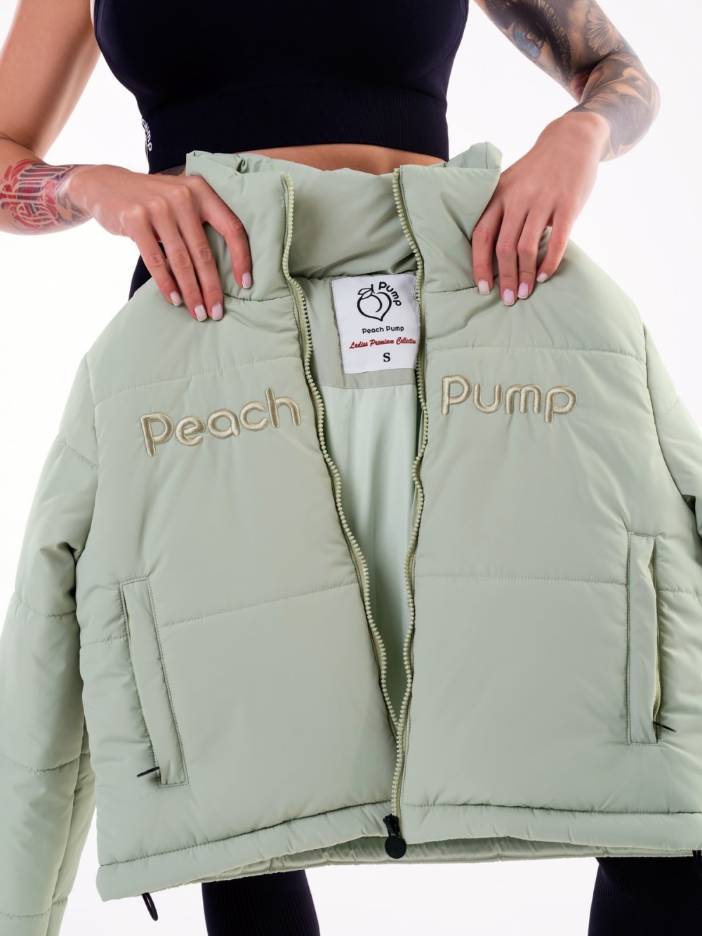 Geacă sport de iarnă în ediție limitată de culoare verde "Sage" cu broderie "Peach Pump" în față