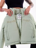 Geacă sport de iarnă în ediție limitată de culoare verde "Sage" cu broderie "Peach Pump" în față
