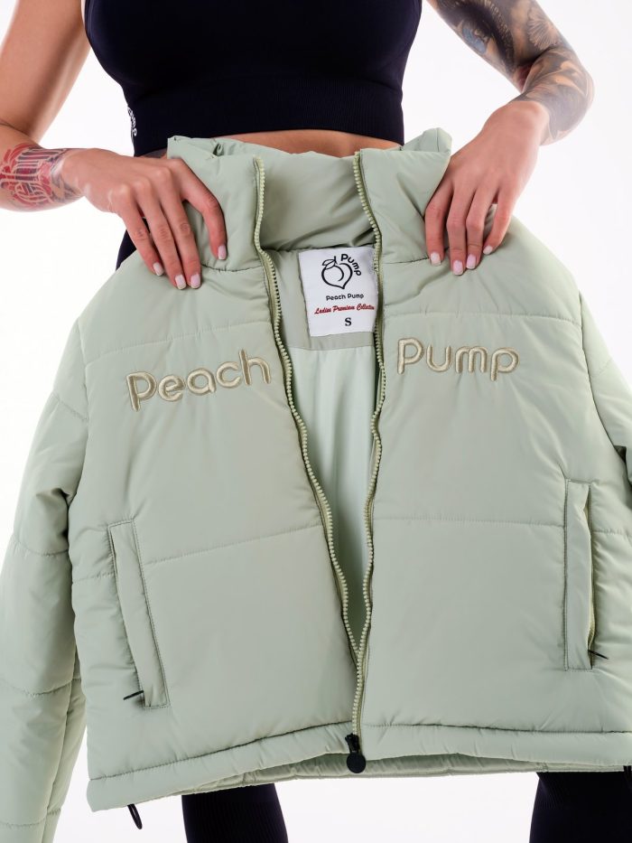 Geacă sport de iarnă în ediție limitată de culoare verde "Sage" cu broderie "Peach Pump" în față