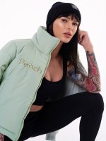 Geacă de iarnă interesantă de culoare verde, cu guler înalt și broderie în față și pe mânecă