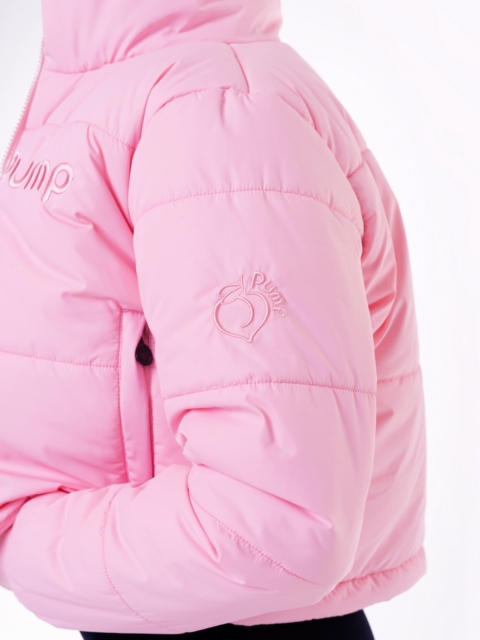 Zimní bunda v růžové barvě s výšivkou loga Peach Pump na rameni a bočními kapsami na zip.
