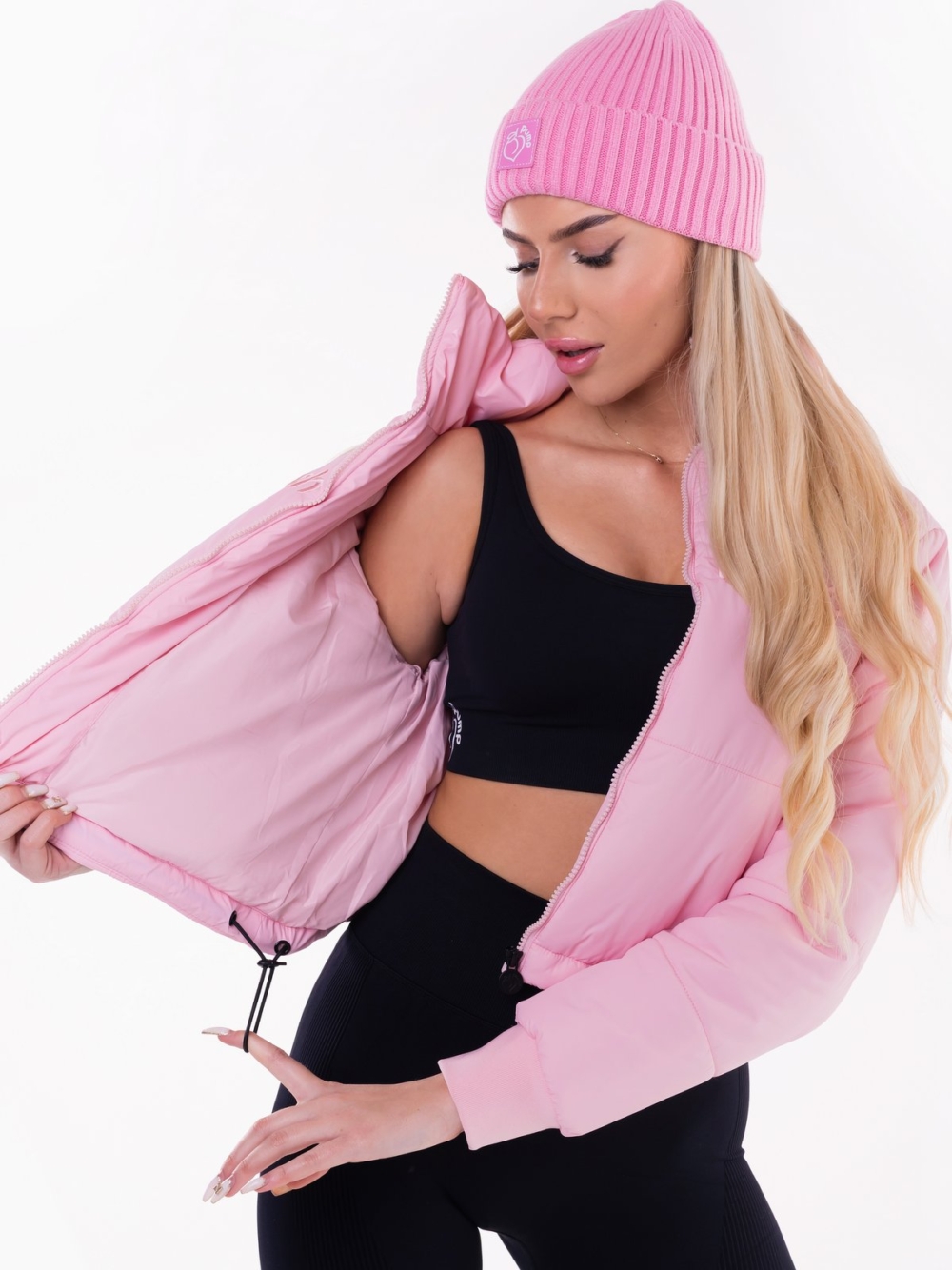 Sportovní model zimní bundy v růžové barvě s elastickými šňůrkami na stažení v pase