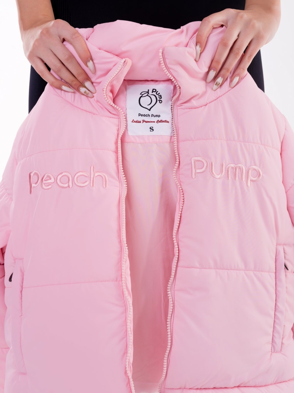 Jemně růžová zimní bunda od Peach Pump s moderním designem