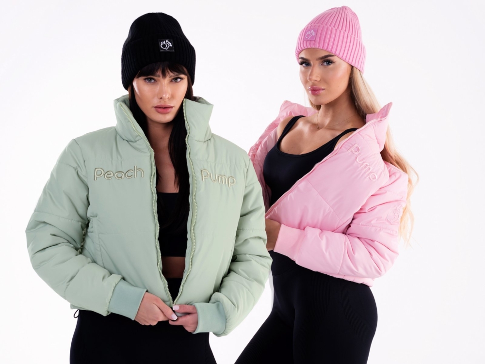 Moderní růžová zimní bunda na zip od Peach Pump a zelená sportovní bunda