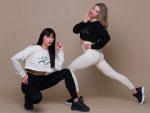 Бежова блуза с къс дизайн и черна ефектна бродерия Peach Pump