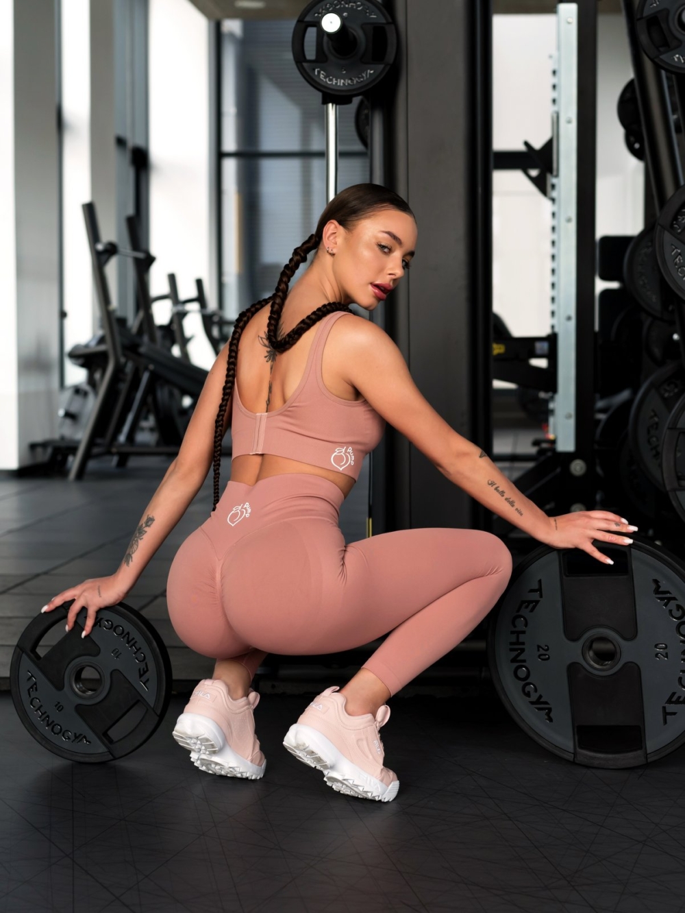 Sporty seamless leggings and bustier set that shapes the body in pink