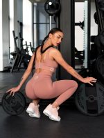 Sporty seamless leggings and bustier set that shapes the body in pink