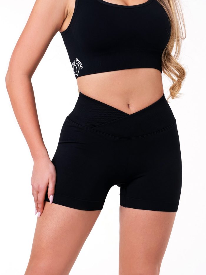 Seamless black short leggings for fitness and running with a V waist in the front that beautifully shapes the silhouette