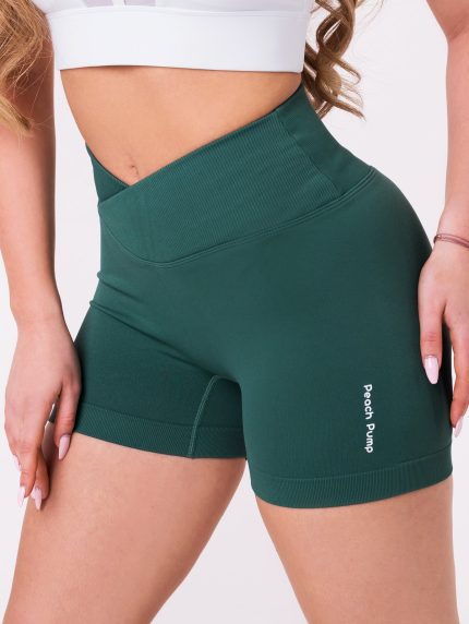 Ciemnozielone krótkie legginsy z talią w kształcie litery V do treningów aerobowych lub solo z bezszwowego, oddychającego materiału