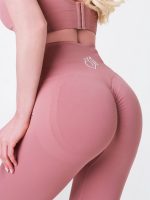High-waisted, butt-shaping leggings in light pink, seamless and breathable fabric
