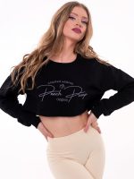 Черна къса спортна блуза със сива бродерия в предната част
