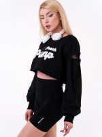 Czarna bluza z białym napisem i rozcięciem na ramieniu od Peach Pump