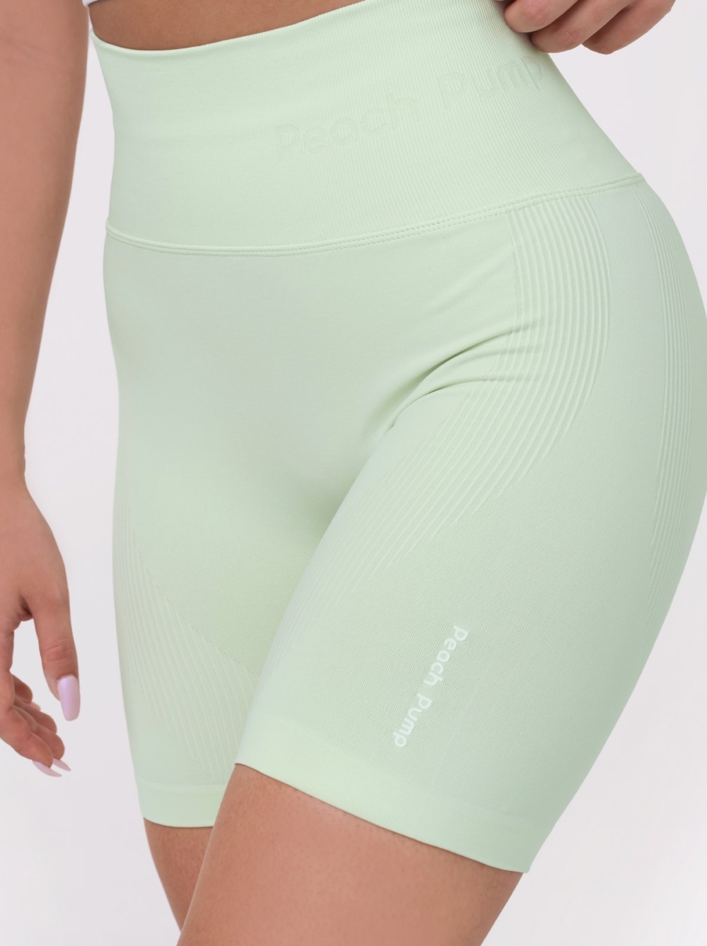Rövid leggingsből és sportmelltartóból álló pasztell zöld színű sport szett Peach Pump felirattal a combrészen