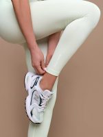 Světle zelené dámské legíny s bílým nápisem Peach Pump na kotníku
