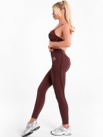 Brązowe, sportowe legginsy i biustonosz z odwróconymi szwami