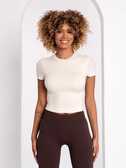 Tricou sport bej pe corp