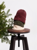 Béžová čiapka s vyšitým logom v prednej časti typu beanie