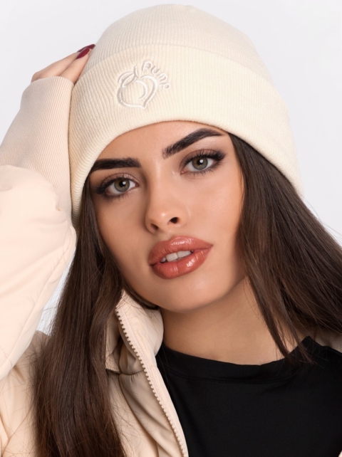 Béžová zimní čepice s výšivkou vpředu od Peach Pump