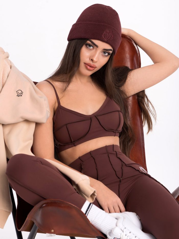 Ciemnobrązowa czapka zimowa z haftowanym logo Peach Pump z przodu