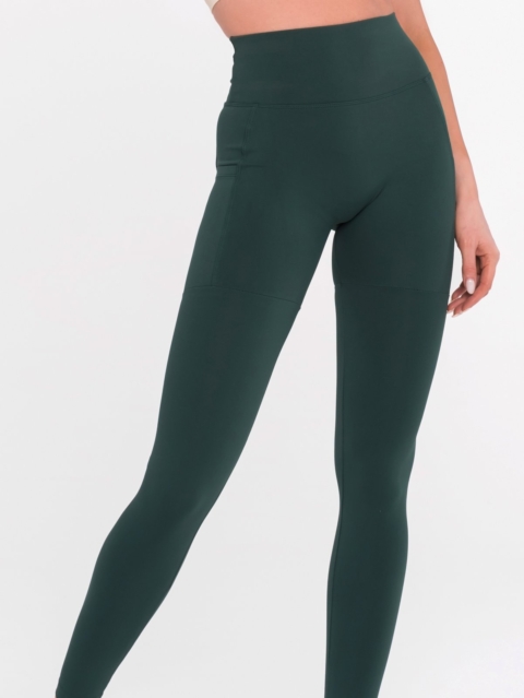 Spectacular women's sports leggings in green with two side pockets made of seamless fabric with shaping effect