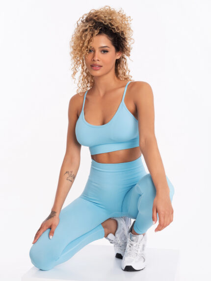 Jasnoniebieskie legginsy i biustonosz z efektem liftingu