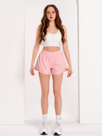 Pantaloni scurți sport roz efectivi cu jambiere de jos și două buzunare laterale.