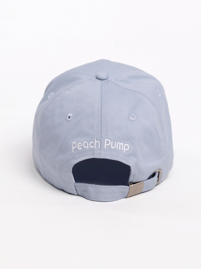 Синьо-сива шапка с козирка и бродирано лого Peach Pump в задната част