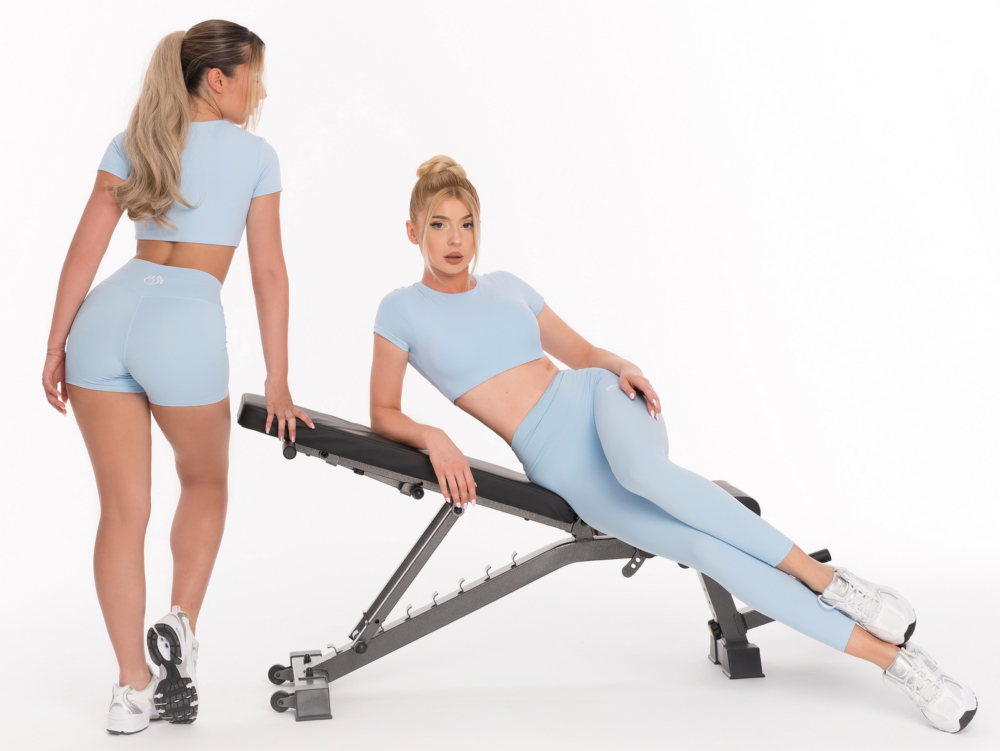 Sportowe krótkie legginsy i bluza z krótkim rękawem w kolorze jasnoniebieskim