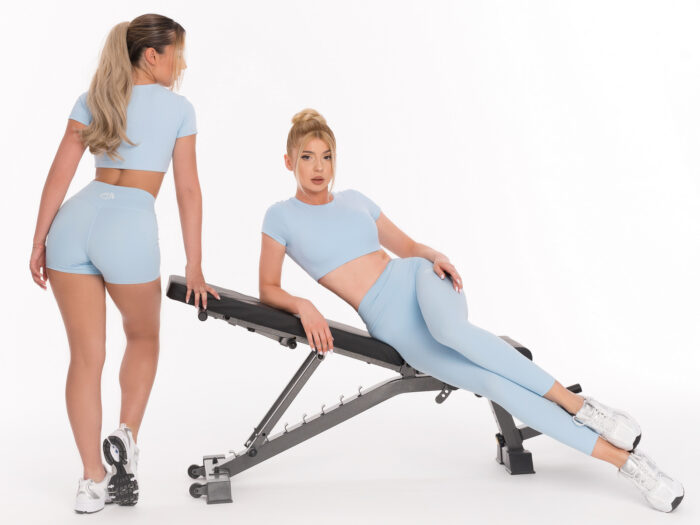 Sportowe krótkie legginsy i bluza z krótkim rękawem w kolorze jasnoniebieskim
