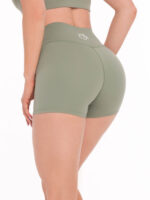 Colanți sport scurți de damă de culoare verde „Matcha” cu talie medie și design curat