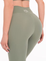 Modny damski komplet sportowy legginsy i bluza w kolorze zielonym