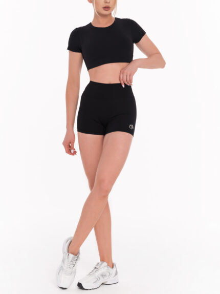 Rövid leggingsből és rövid ujjú felsőből álló, modern fekete sport szett fitneszhez