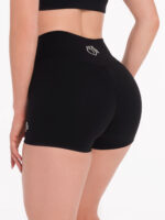 Fekete, rövid sport leggings középmagas derékrésszel és letisztult dizájnnal