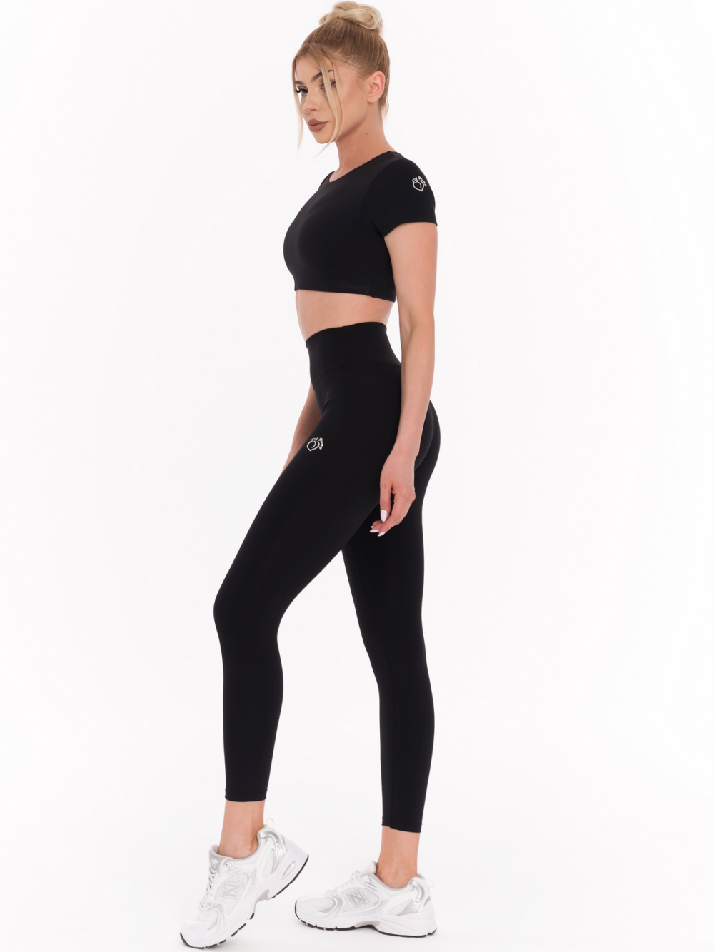 Fekete, kétrészes női sport szett felsővel és leggingsszel fitneszhez