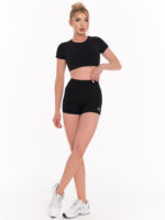 Czarny krótki komplet sportowy z krótkimi legginsami i bluzą crop top z elastycznego materiału