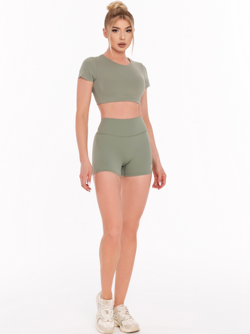 Zelená krátká sportovní souprava barvy Macha - krátké legíny a crop top s krátkým rukávem