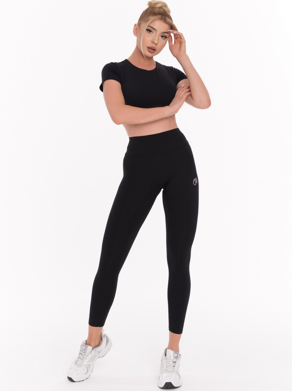 Letisztult női sport szett két részből áll, leggings és kivehető betétekkel ellátott felső