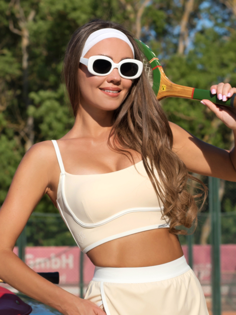 Béžová sportovní podprsenka s bílým lemováním ve spodní části
