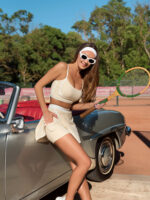 Бежова спортна пола с долен клин с джобове и бял кант