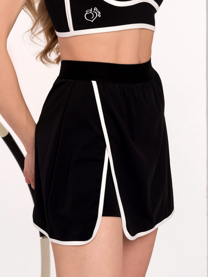 Fekete teniszsportszoknya fehér szegéllyel és belső rövid leggingsszel